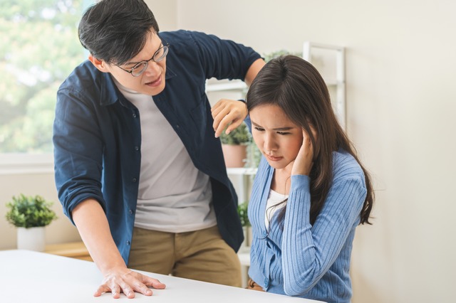 「お金を返して」その一言で激昂した夫に、暴力を振るわれた夜。子どもが見ていたのに気づいた私は、にっこりと微笑んだ