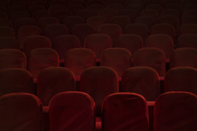映画館※イメージ　　写真：Bram Janssen/AP/アフロ