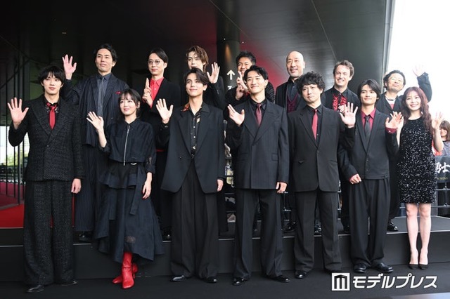 （後列左から）袴田吉彦、金田哲、今井竜太郎、武井壮、牧野公昭、ジョエル・ディカーソン、浜野謙太（前列左から）佐藤龍我、伊原六花、中川大志、岩本照、安藤政信、城桧吏、久間田琳加（C）モデルプレス