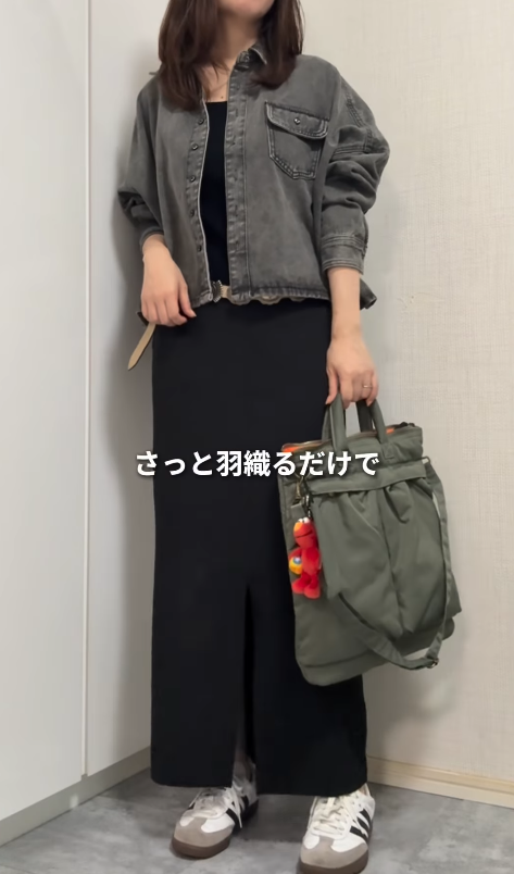 デニムジャケットはボクシーシルエットで今っぽく。メリハリと脚長効果を叶える着こなし【40代の毎日コーデ】