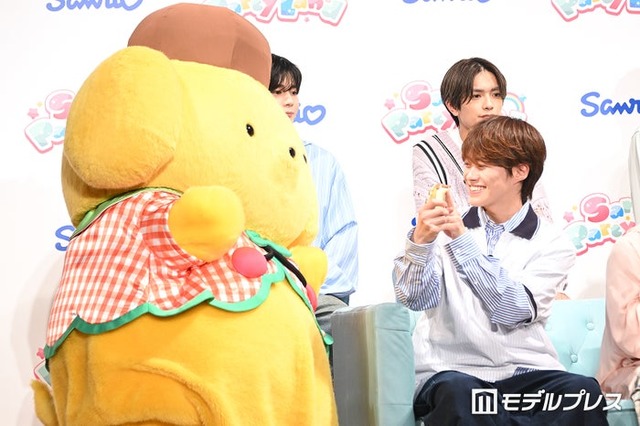 渡されたコントローラーがポムポムプリンくんと同じ黄色で「一緒だぁ！」と喜ぶ大橋和也（C）モデルプレス