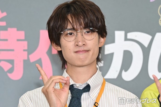 関西弁を封印する向井康二（C）モデルプレス