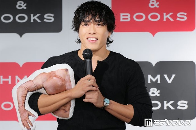 ファースト写真集『1000%』取材会に出席した中務裕太（C）モデルプレス