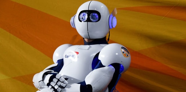 仰天！2030年のサッカー界では「ロボット審判」が試合を裁く？