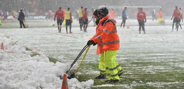 J2新潟、すげぇ！スタジアムの除雪作業に600人が集結、芝生も見えてきた