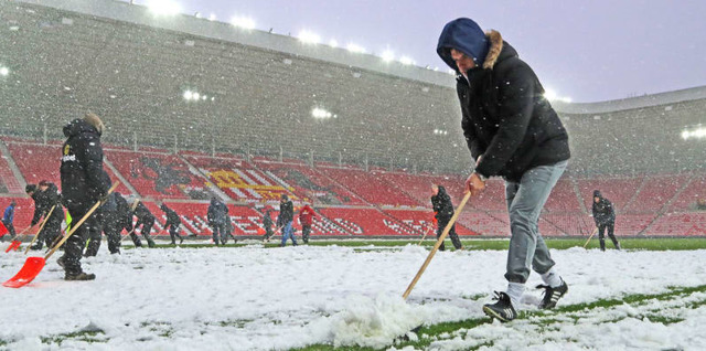 壮絶な大雪で…ホームレスのためにサッカーチームがスタジアムを開放