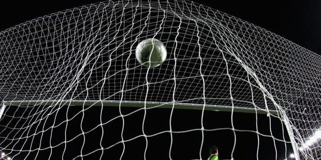 流石に無理でしょ！「投げ込みオウンゴール」のGK、驚きの反応とは