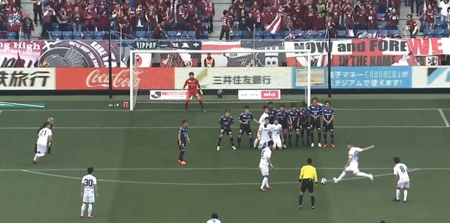 一流同士の真剣勝負！ポドルスキvs東口順昭、「FK」の攻防がアツかった