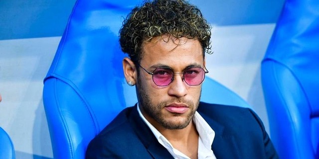 ネイマール、ついに姿を見せた！松葉杖なしでPSG戦を観戦、イメチェンも