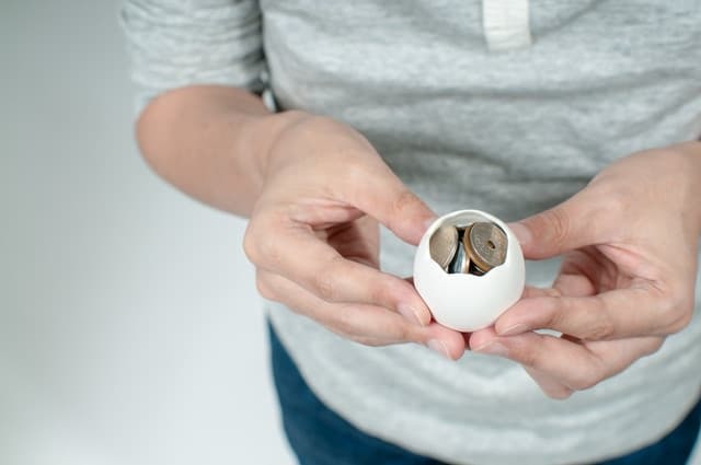 普通預金でも金利が年0.1％以上つくと聞けば預けたい人も多いのではないでしょうか。まとまった資金をいつでも降ろせる普通預金で預けた人は必見です。金利の高い普通預金を紹介します。