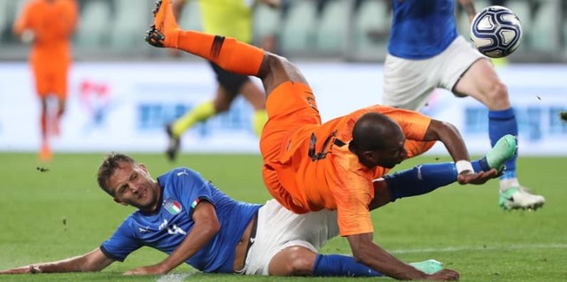 W杯に出ないイタリアvsオランダが激突！「ゴールシーンと一発レッド」を見る
