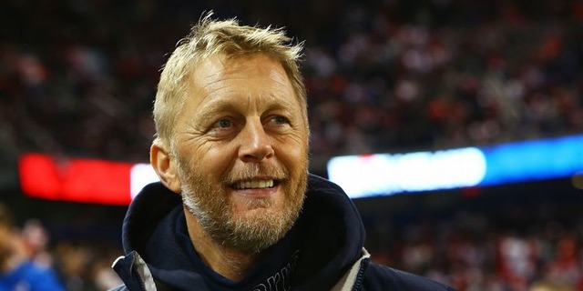 アイスランド代表監督、赤っ恥の大ポカ！飛行機を待たせちゃう