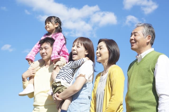 個人の所得に対してかかる所得税と住民税。住民税は地方自治体に納める税金で、この税額を決めるひとつとして、どのような親族がいるかで決まる扶養控除があります。扶養親族は年間所得38万円以下の人で、扶養控除は33万円から45万円、扶養親族の年齢によって細かく控除額が変わるので注意が必要です