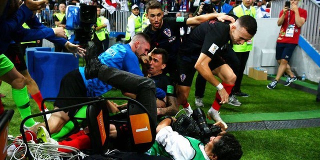 これはいい！W杯でクロアチア選手に押し倒されたカメラマン、その瞬間の写真が
