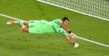 40歳GKブッフォンがやった！PSG選手を救ったスーパーセーブを見よ