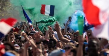 W杯優勝のフランス！パリもすごいことになってた！なんと9万人が狂喜