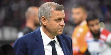 リヨン監督がファンを振り切り逃走…衝撃動画が話題に