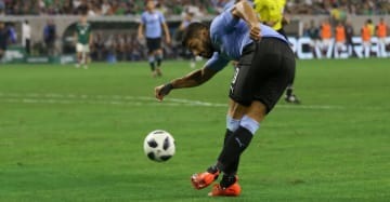 サッカーの才能ありすぎぃ！スアレスがやった「超絶ラボーナ」を見よ