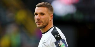 相撲を堪能したポドルスキ、怪我で苦しんだあの力士にユニを渡していた