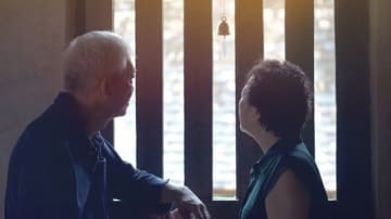会社員の場合、多くが50歳で昇給はストップ。55歳で役職を離れ、役職分だけ給料が減り、60歳で定年退職。再雇用制度を活用して65歳まで働くとしても、60歳からの給料は半分以下に、と右下がりの収入構造になります