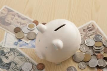 貯金箱は多くの人が子どもの頃から慣れ親しんできたお金を貯めるアイテムのひとつではないでしょうか？銀行預金と違い、目や重さ、ジャラジャラとした音でお金が貯まっていくことを実感し楽しむことができます。そんな貯金箱を使って確実に貯める技＆貯金箱活用術をお伝えします