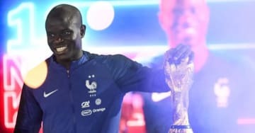カンテ、愛されすぎ！フランス代表選手たちが胴上げ！ファンは大合唱