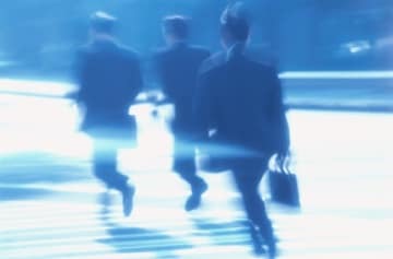 金持ちになれずに貧乏になる人は、自分より格下の相手には横柄になります。たとえば上司にはヘイコラするのに、オフィスビルの出入りのスタッフの人には挨拶をしないとか。自分のほうが上だから、自分からではなく相手から挨拶すべきだという傲慢さがあります