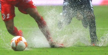 大雨のなかサッカーするとプロでもこうなる！とんでも珍ゴールが話題