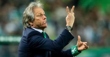 サッカーっていいね！サウジで監督と相手選手が激突も「ほっこり」
