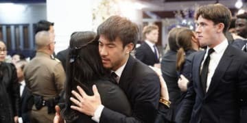 岡崎らレスター選手、オーナーの葬儀に出席…その様子は