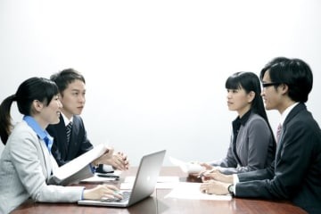 お金を稼ぐには、自分というブランド力が必要です。そして自分のブランドを高めるには、やはり自分なりの主義主張を表現していくことです。「お金が集まる人」というのは、個性ある考え方を発信しているものです。しかし、自分という個性を発揮すればするほど、それに反発する人から批判される場面が増えることになります。