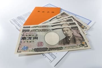 老後の生活を考えるとき、なくてはならないのか公的年金。いくらもらえるかは人により異なります。自分がいくらもらえるかの見込額を確認できるのがねんきん定期便ですが、50歳を境に様式が違ってきます。何が違うの？