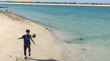 「16強芸人」カカロニ菅谷が挑戦！UAEで飛び込みサッカーはできるのか？