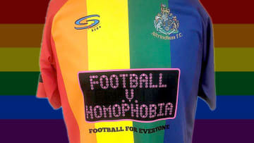 「同性愛嫌悪に反対」イングランドの地方クラブ、強烈な虹色ユニフォームを発表！