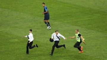 ロシアW杯決勝でピッチ乱入したバンド、メンバー2名が亡命