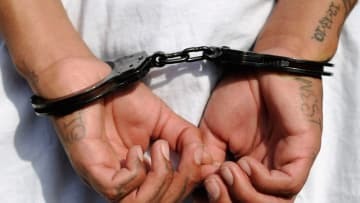 イングランドサポ、ポルトガルでの「瓶投げ」動画が話題。逮捕される