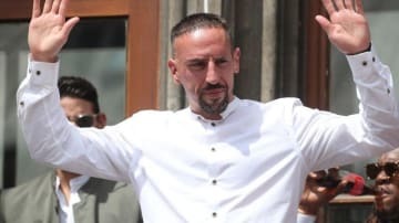 イタリア移籍のリベリ、空港「出待ち」がすごい！熱狂の模様がこれ