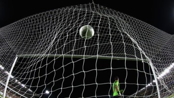 衝撃の珍プレー、「クロスバーに当たったPKは危険」と証明する場面がこれ