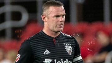 33歳ルーニー、一発レッド食らった「エルボータックル」がこれ