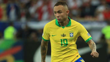 ブラジル代表エヴェルトン、フアンフランを子供扱いした「超速股抜き」がスゴすぎる