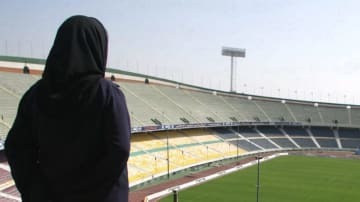 男装でのサッカー観戦で逮捕　イラン女性、抗議の焼身自殺未遂