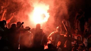 爆竹が暴発、サポーターが「手を失う瞬間」が撮影される（閲覧注意）