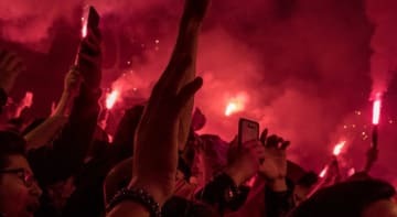 これはヤバい！アルバニアダービーの「ファン暴動」が危険すぎる