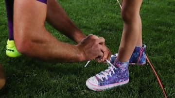 男の子とサッカー選手のキュートすぎる「靴ひも結び」がこれ