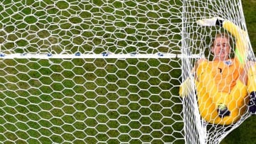 GKがゴールネットに突き刺さる！ELでの「衝撃シーン」がこれ