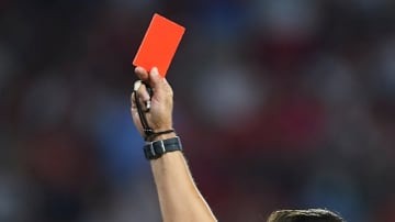 ドクターヘリで緊急搬送…退場にキレた選手が主審をブン殴る「衝撃動画」がこれ