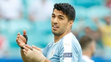 スアレスはGKでもすごい？フォルラン引退試合の「スーパーセーブ」がこれ