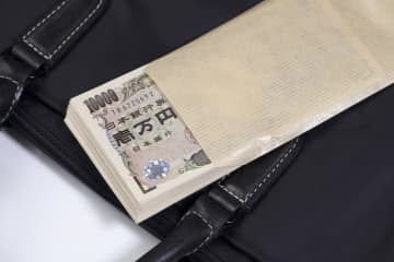 金融広報中央委員会が2019年11月18日に公表した「家計の金融行動に関する世論調査」によると、単身世帯では2年連続して保有する金融資産額は1割を超える減少となりました。収入が減少したほか、株式などの有価証券の下落が大きく響いたようです。