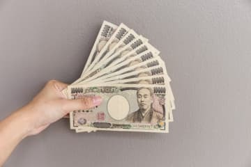 「最初の100万円を貯める鉄板の流れ」について解説します。100万円までの鉄板は「家計の見直し」に尽きます。今回は「支出の見直し」→「収入の見直し」の2ステップを解説していきます。