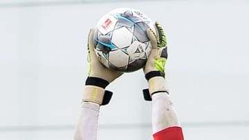 ベトナムGKやってしまう…FKが「キャッチ未遂オウンゴール」に